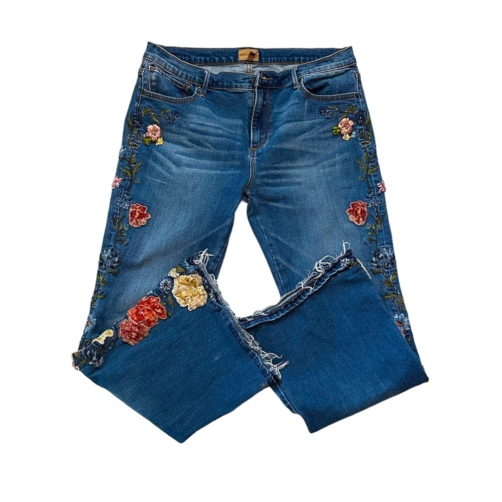 Sundance Driftwood bell bottom jeans size 32P flowers are appliquéd